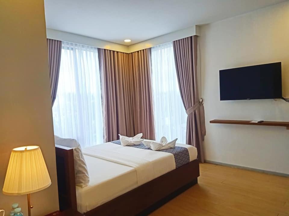 Inncity Hotel Калбайог Екстер'єр фото